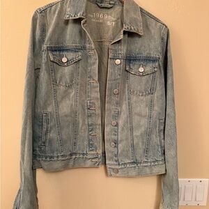 GAP Women's Classic Denim Jacket - Faded Blue